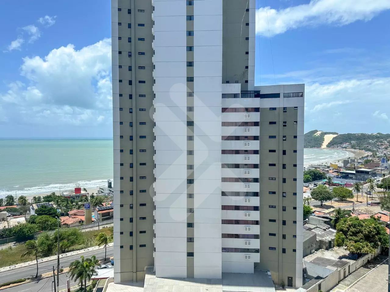 Imagem de um edifício com vista para o mar, destacando a valorização imobiliária na região.