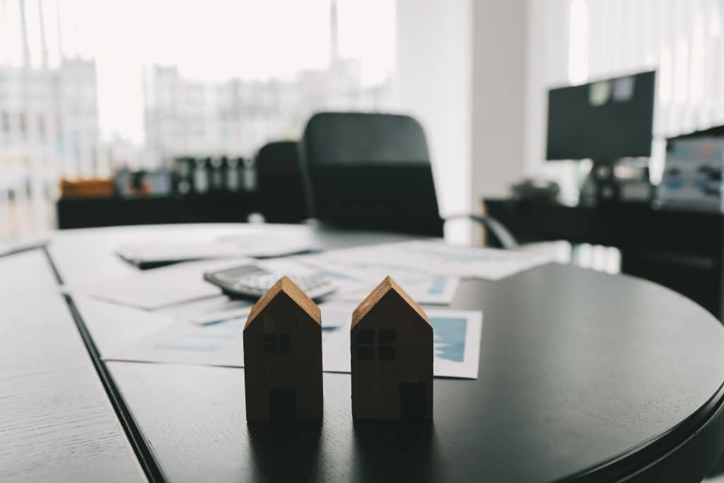 Corretor imobiliário e cliente assinam contrato para comprar casa, fazer seguro ou empréstimo imobiliário. Alugar uma casa, fazer seguro ou empréstimo imobiliário ou propriedade.