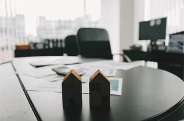 Corretor imobiliário e cliente assinam contrato para comprar casa, fazer seguro ou empréstimo imobiliário. Alugar uma casa, fazer seguro ou empréstimo imobiliário ou propriedade.