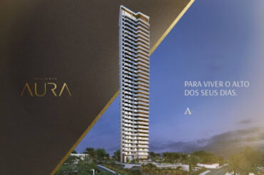 Prédio alto e moderno com logotipo “Aura” e frase “Para viver o alto dos seus dias” sobre céu ao entardecer.