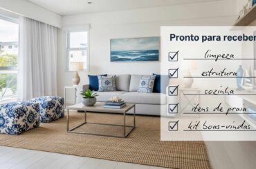 Sala de estar arejada e decorada em tons claros com sofá, almofadas azuis, pufes estampados e mesa de centro com plantas e livros. Sobreposição de checklist com o título “Pronto para receber” e os itens marcados: limpeza, estrutura, cozinha, itens de praia e kit boas-vindas.