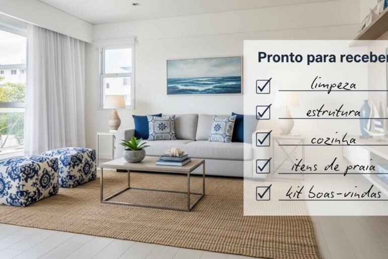 Sala de estar arejada e decorada em tons claros com sofá, almofadas azuis, pufes estampados e mesa de centro com plantas e livros. Sobreposição de checklist com o título “Pronto para receber” e os itens marcados: limpeza, estrutura, cozinha, itens de praia e kit boas-vindas.