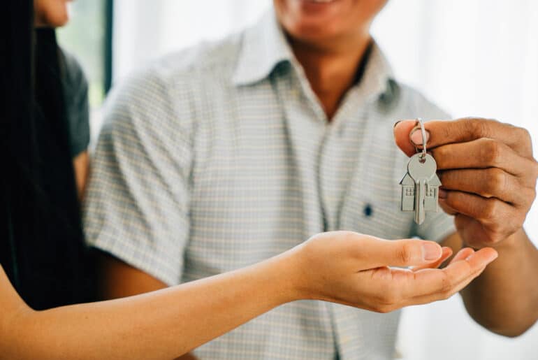 Pessoas atualizadas sobre mercado imobiliário e reforma tributária