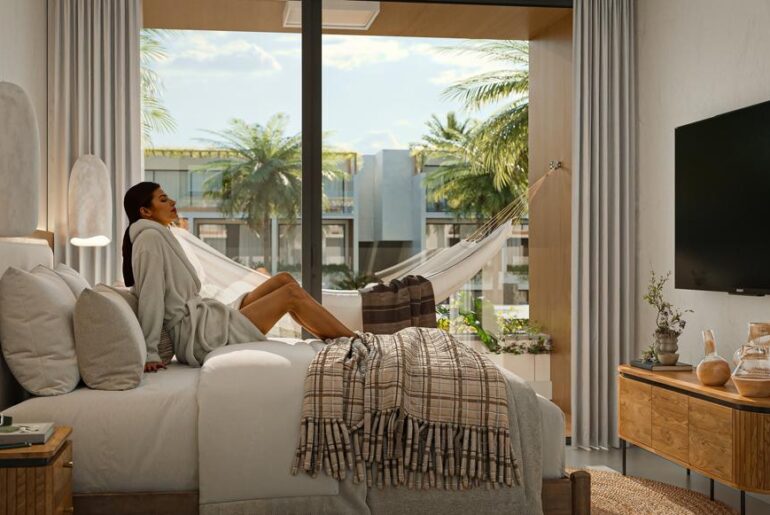 Mulher conhecendo o Vela Studio Gostoso