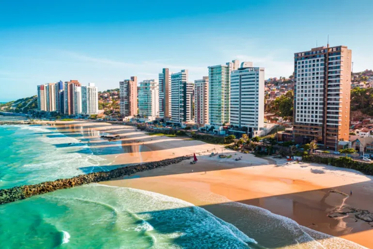 Praia de areia preta em Natal/RN com lançamento de apartamentos ao fundo