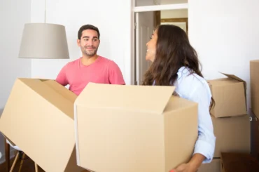 casal colocando em prática dicas de como organizar mudança para imóvel novo