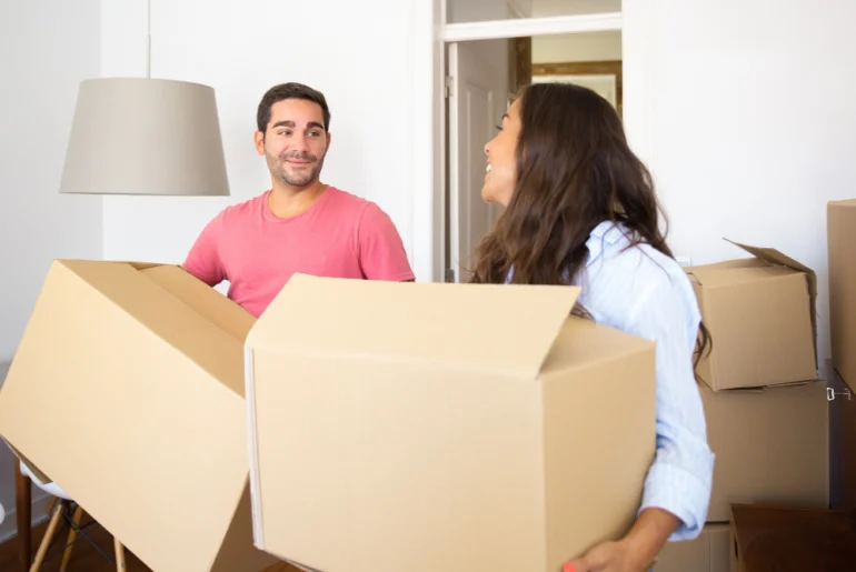 casal colocando em prática dicas de como organizar mudança para imóvel novo