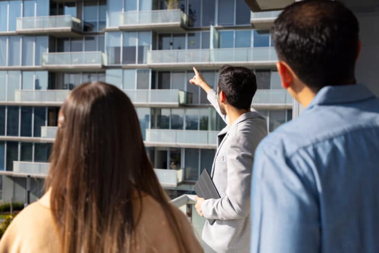 casal conferindo lançamentos imobiliários no segundo semestre de 2026