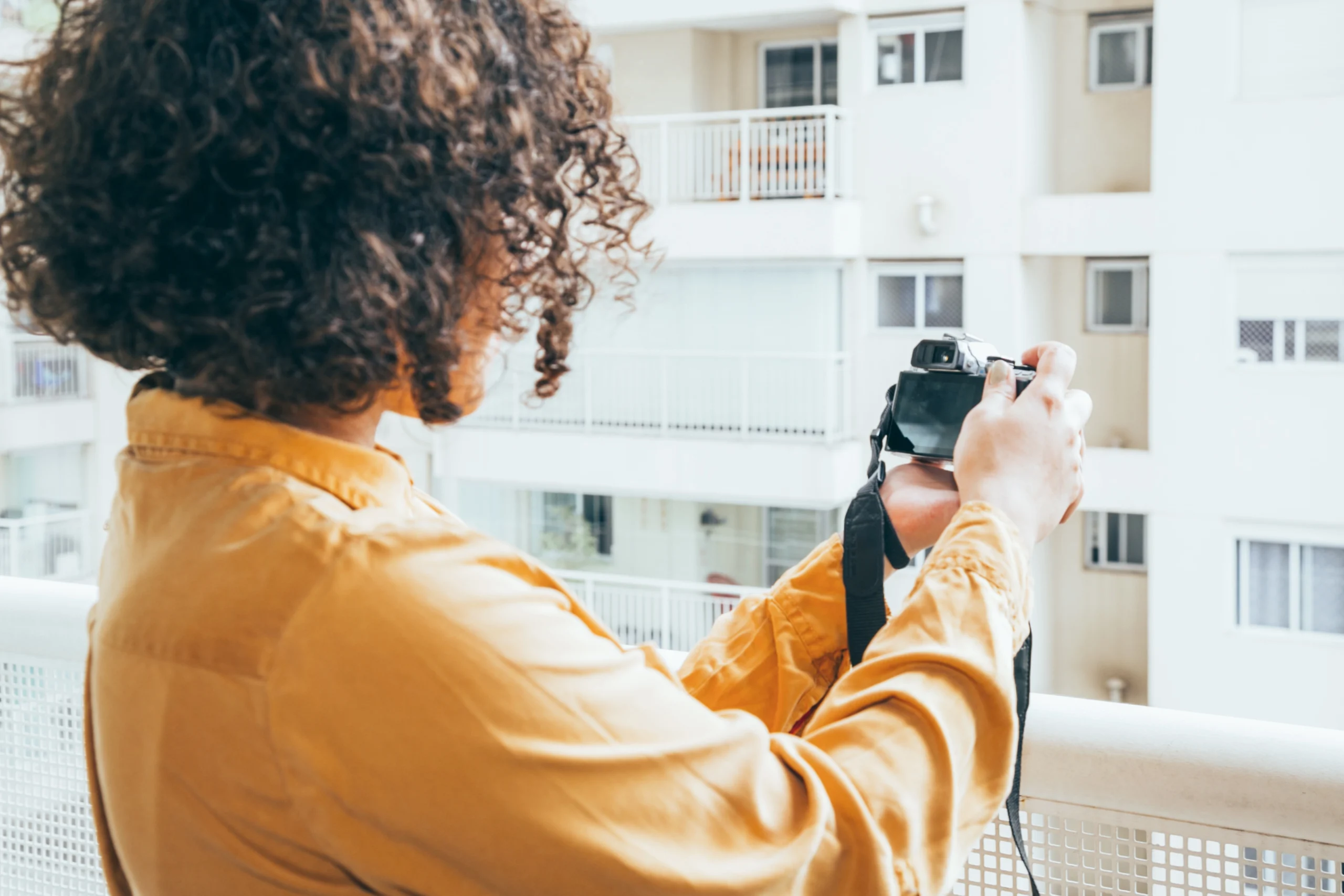 proprietária fazendo fotos de imóveis