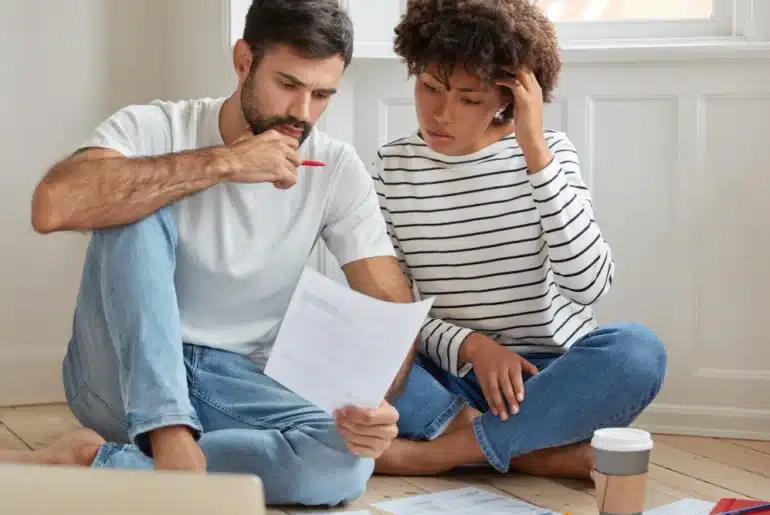 casal analisando imóvel irregular