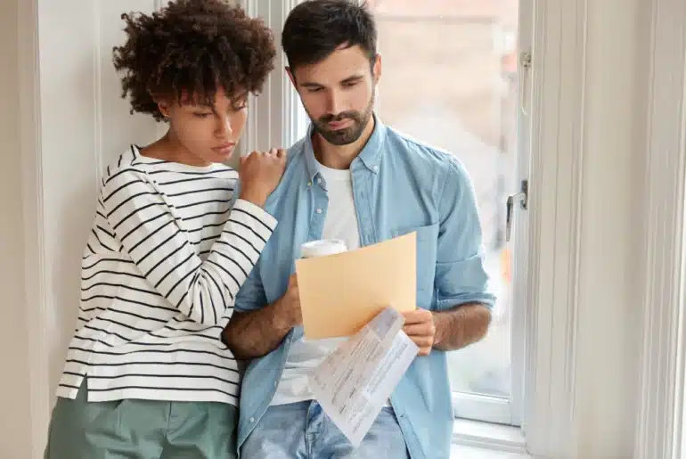 casal conferindo o documento habite-se